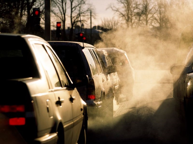 Европратениците загрижени поради непочитување на законот за издувни гасови