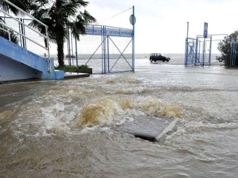 Поројните дождови предизвикаа поплава во Риека