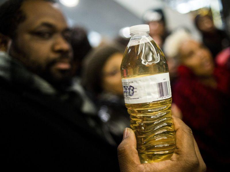 Флинт се труе во олово, бара вода во шишиња
