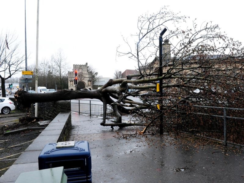 Една жена загина во Англија во бурата Дорис